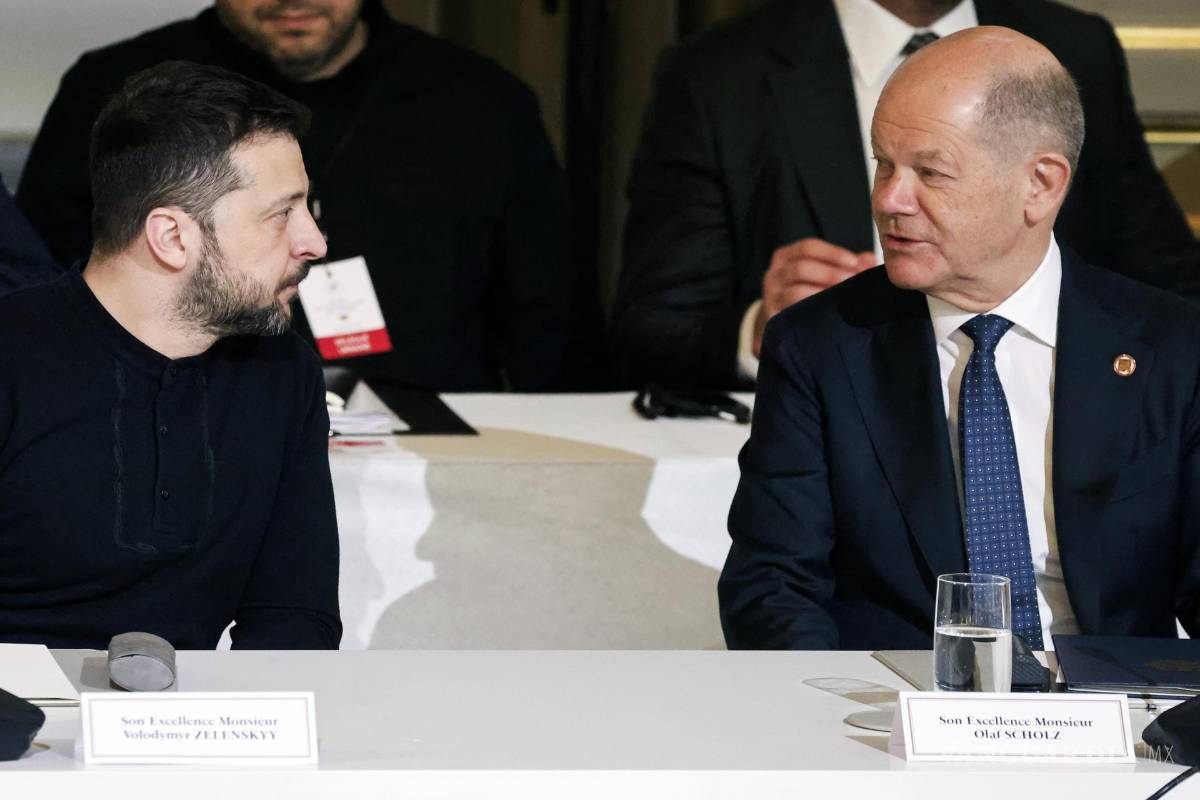 $!El canciller alemán, Olaf Scholz, habla con el presidente ucraniano, Volodímir Zelenski en la cumbre de la “Coalición de la Voluntad” en París, Francia.
