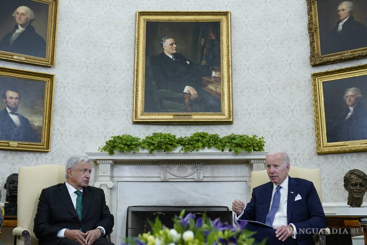 $!El presidente Joe Biden (derecha) se reúne con su homólogo mexicano Andrés Manuel López Obrador (izquierda).