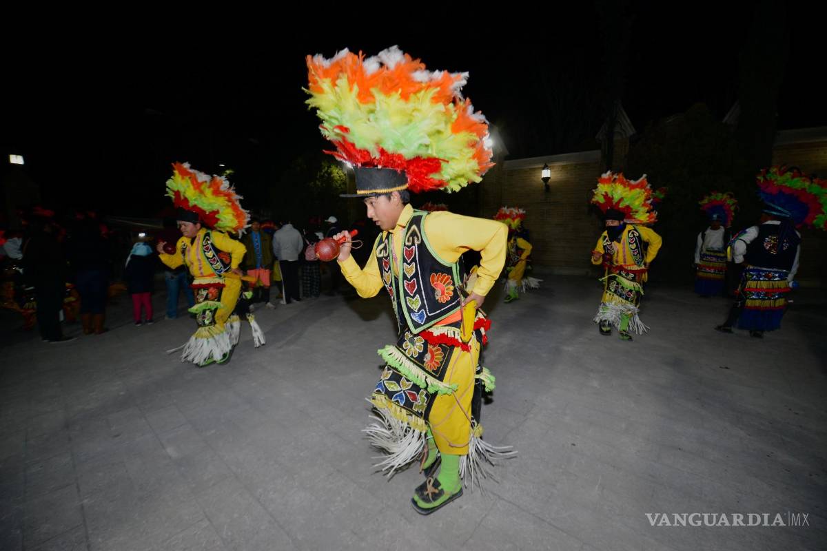 $!Los matlachines llenaron de color y ritmo el santuario.