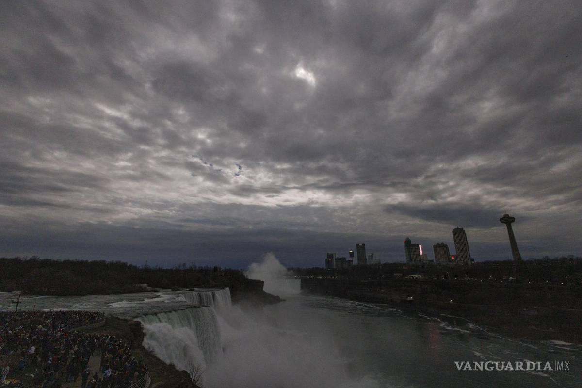 Así cautiva, maravilla y asombra el eclipse solar desde Mazatlán hasta la isla de Terranova (fotos)