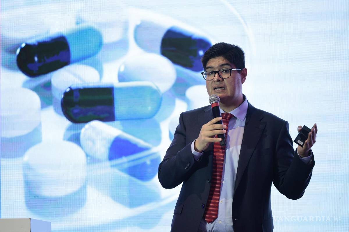 $!El presidente de la Asociación Mexicana para el Estudio y Tratamiento del Dolor (Ametd), Ángel Juárez, habla durante una rueda de prensa en Ciudad de México.