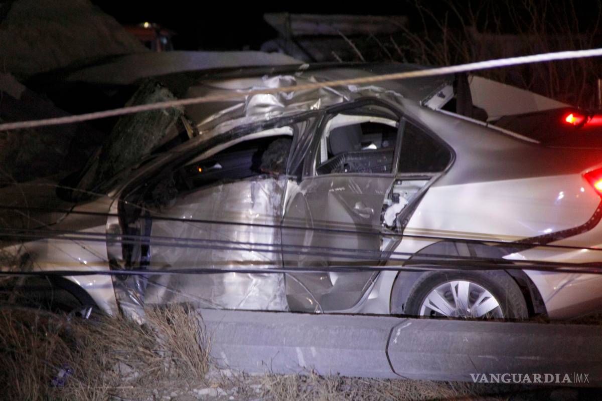 Conductor choca contra poste y pierde la vida en Saltillo