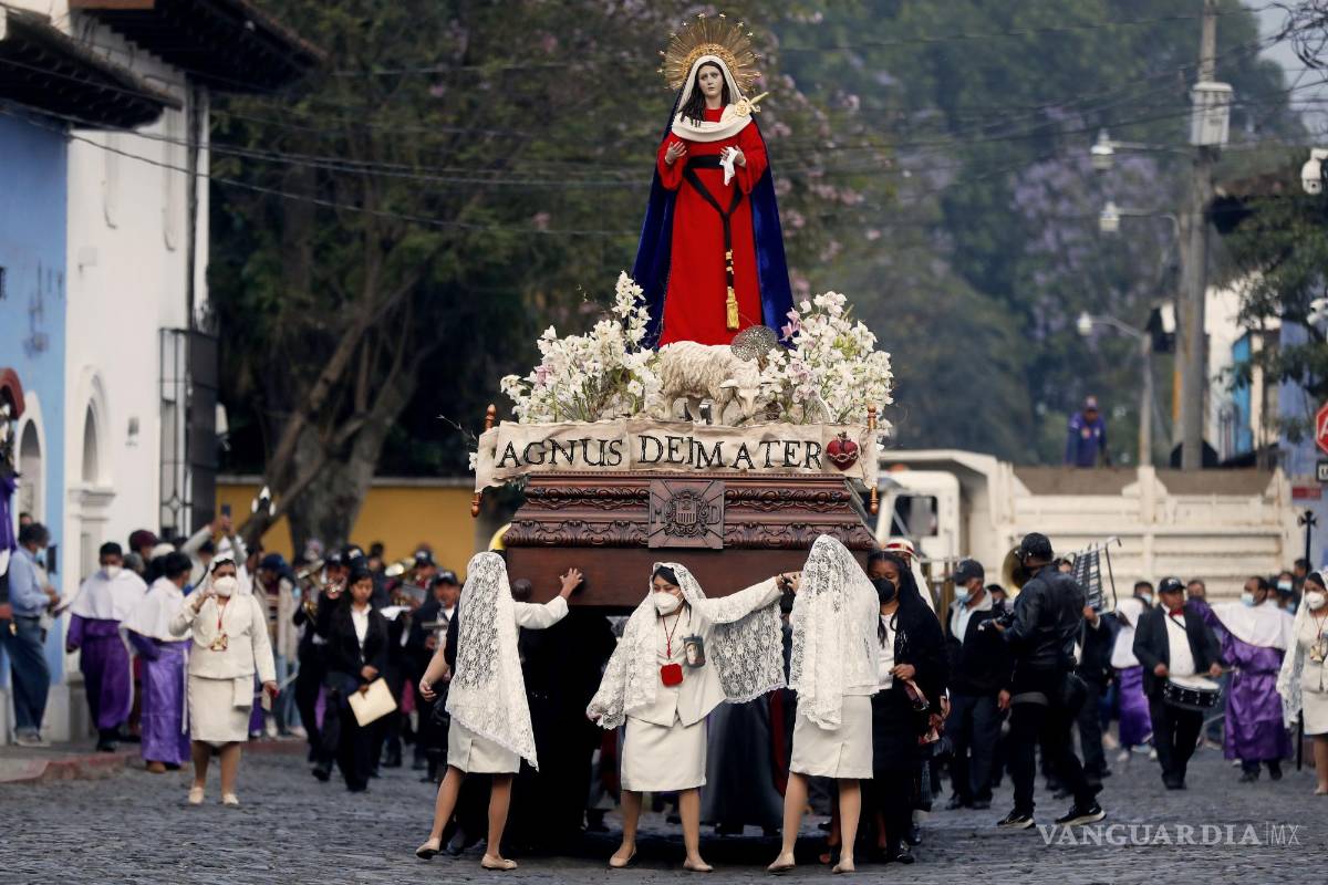 $!Mujeres cargan la imagen de la Virgen de Dolores en la procesión de la Merced de Antigua, Guatemala.