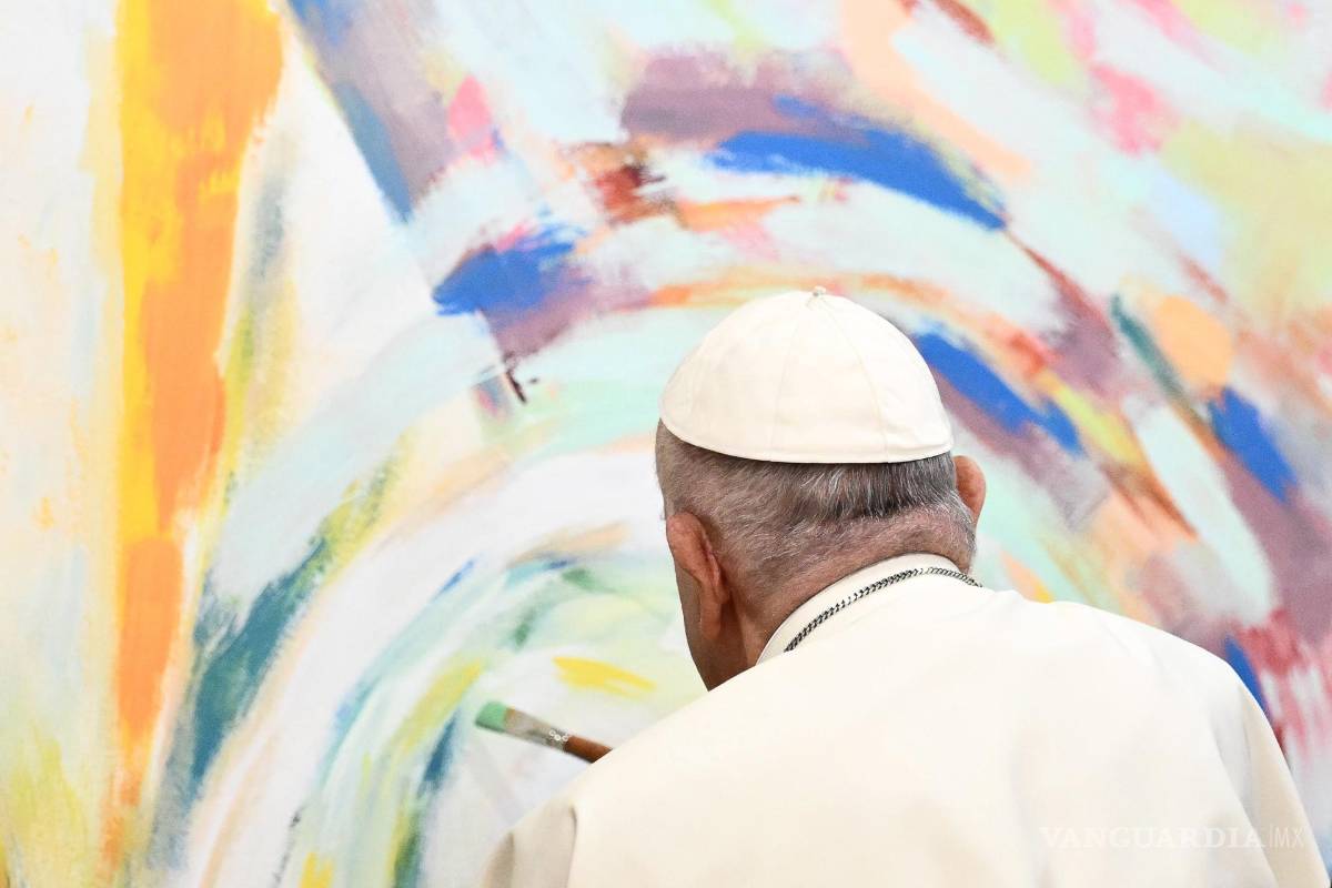 $!El Papa Francisco pinta un mural durante una reunión con jóvenes miembros de la fundación educativa Scholas Occurentes en Cascais, Portugal.