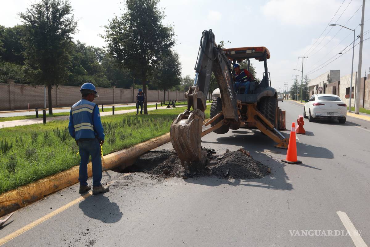 $!Cuadrillas de Obras Públicas trabajaron en la reparación de un socavón sobre la Carretera Los Valdez, frente al fraccionamiento Vivennto, donde las lluvias comprometieron el paso vehicular.