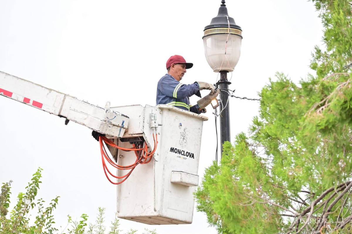 $!Como parte de los preparativos, el personal municipal dio mantenimiento al alumbrado público en los alrededores de los cementerios.