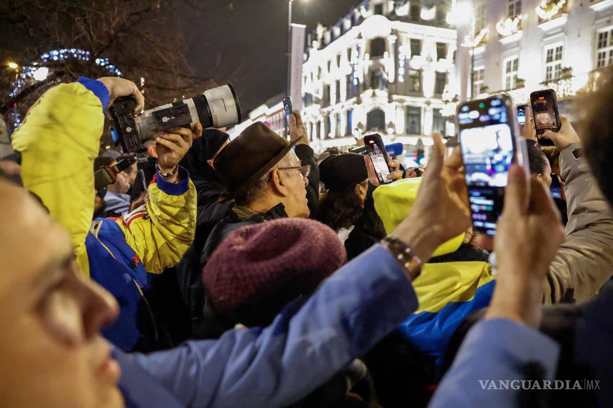$!La gente espera para ver a la líder de la oposición venezolana María Corina Machado afuera del Gran Hotel en Oslo, Noruega.
