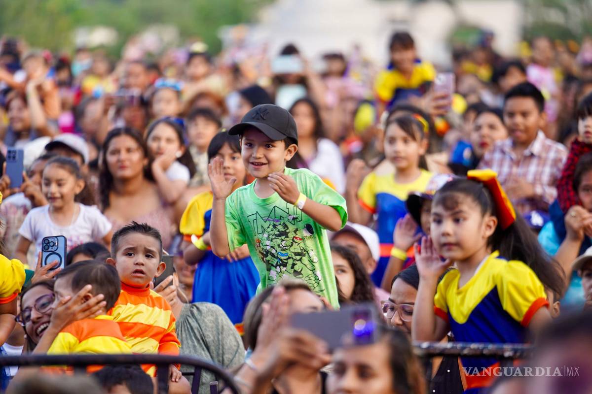 $!Niñas y niños recibieron juguetes, regalos y bicicletas durante el evento.