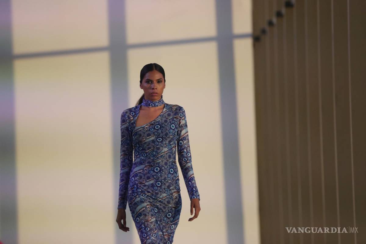 $!Una modelo luce creaciones de la diseñadora mexicana Alexia Ulibarri en el segundo día de actividades del Mercedes-Benz Fashion Week, en CDMX.