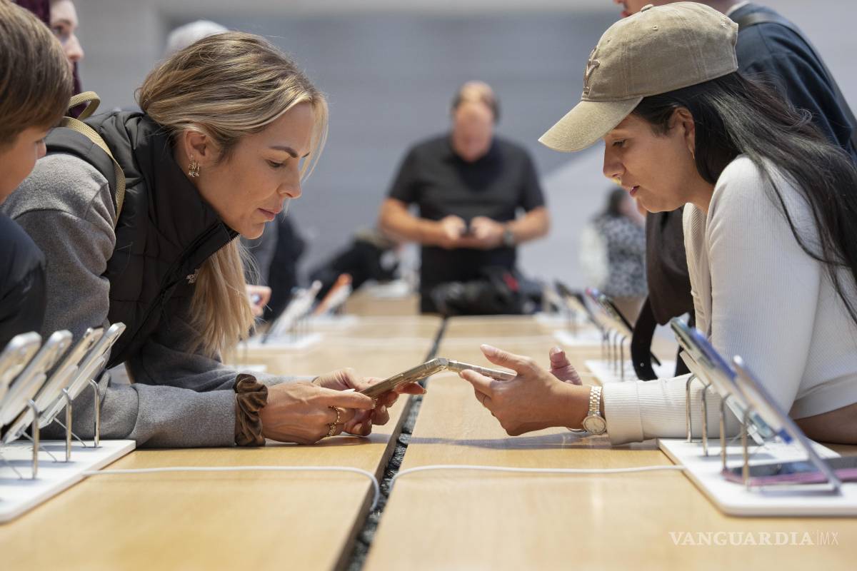 $!Personas observan artículos en la tienda Apple de la Quinta Avenida en Nueva York.
