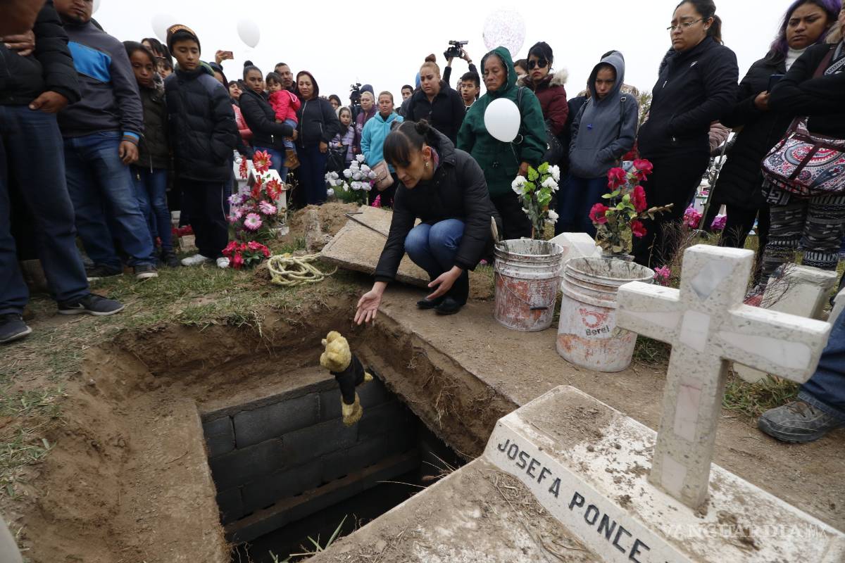 $!Despiden a bebé Karol Nahomi con mariachi y banda en panteón de Saltillo; madre de la pequeña no acude al funeral