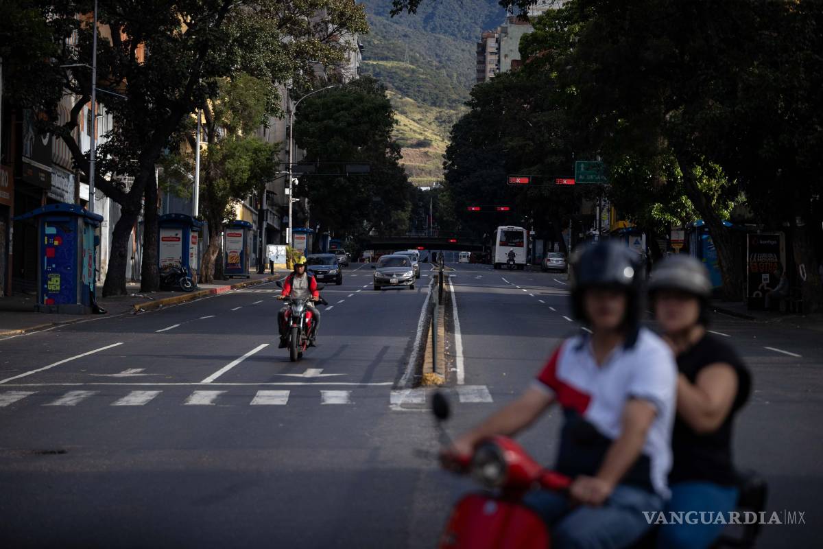 $!Caracas amaneció ralentizada, con calles vacías, muy poca circulaciónde vehículos y comercios con largas filas de compradores, según constató EFE, un día después del ataque.