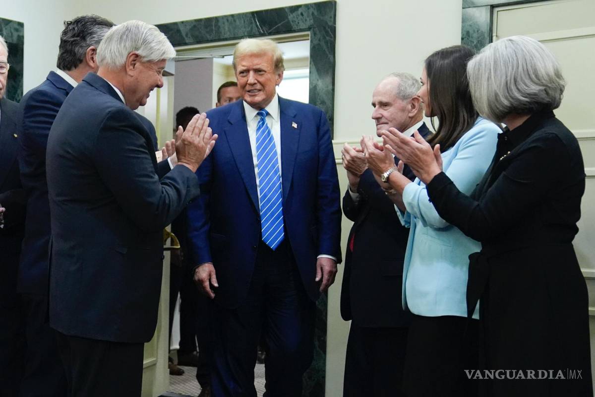 $!El candidato presidencial republicano, el expresidente Donald Trump, llega para hablar con los periodistas en el Comité Senatorial Nacional Republicano.
