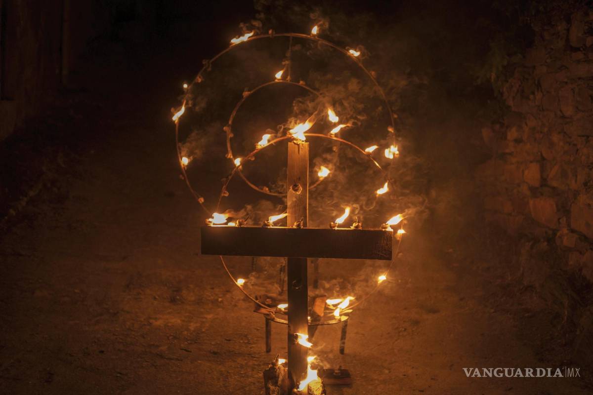 $!Detalle de una cruz y caracoles ardiendo en la celebración de la procesión de La Dolorosa, en la localidad orensana de O Castro, Vigo (España).