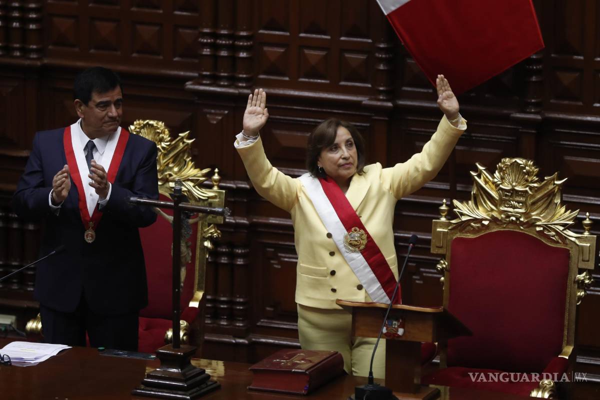$!La abogada Dina Boluarte saluda tras ser juramentada como nueva presidenta del Perú por el presidente del Congreso, José Daniel Williams Zapata (i).