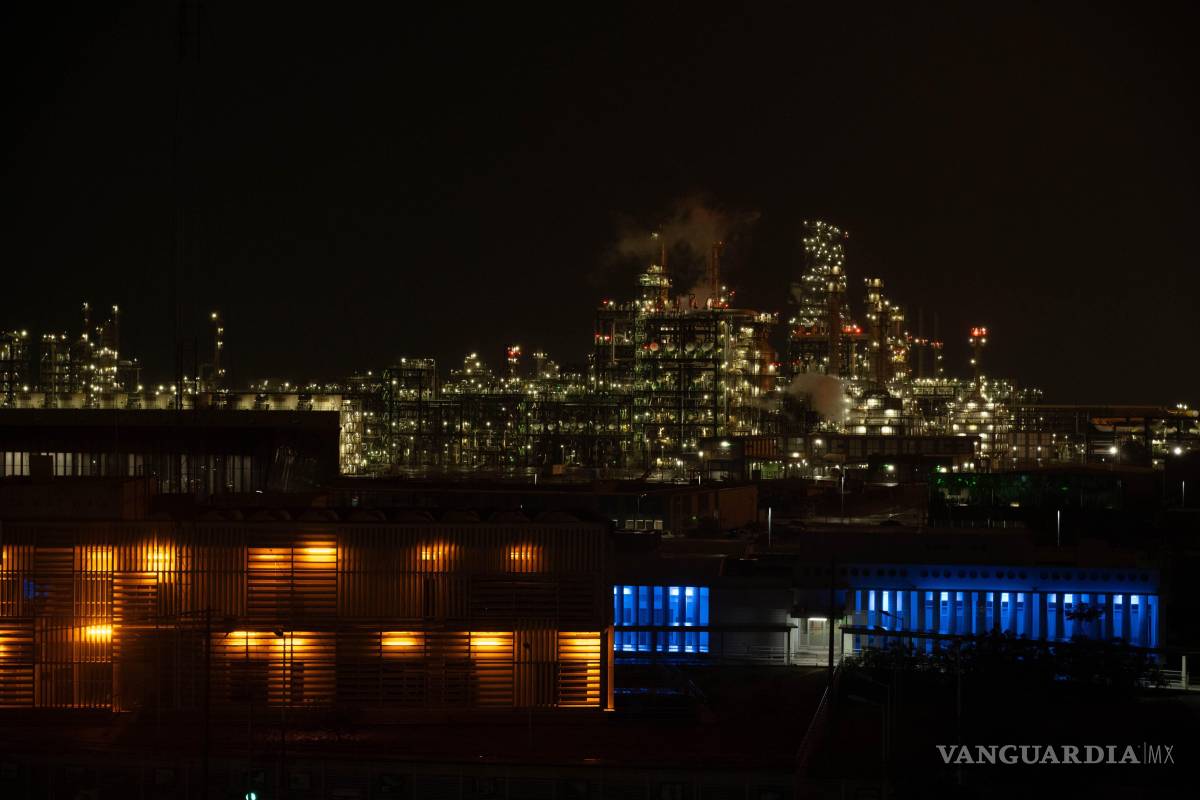 $!PARAÍSO, TABASCO, 17 MARZO 2026.- Vista exterior de la refinería Dos Bocas en Tabasco. Los servicios de emergencia respondieron hoy a un incendio de gran magnitud dentro de las instalaciones que, hasta el momento, ha dejado un saldo de cinco víctimas mortales. La refinería, proyecto insignia del gobierno de AMLO, ha estado bajo escrutinio por sus tiempos de operación y protocolos de seguridad.