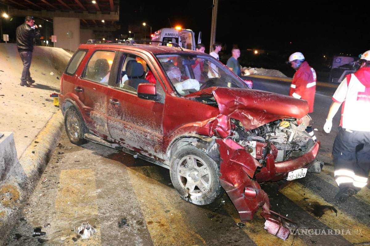 $!Ebrio se pasa el rojo y ocasiona accidente