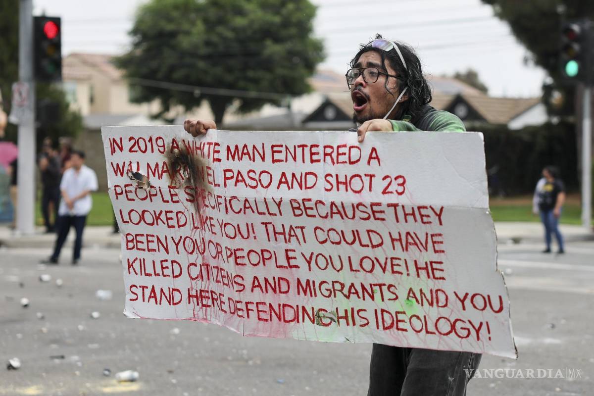 $!Un manifestante grita a los agentes federales cerca de un Home Depot después de una redada realizada por el ICE en Paramount, California.