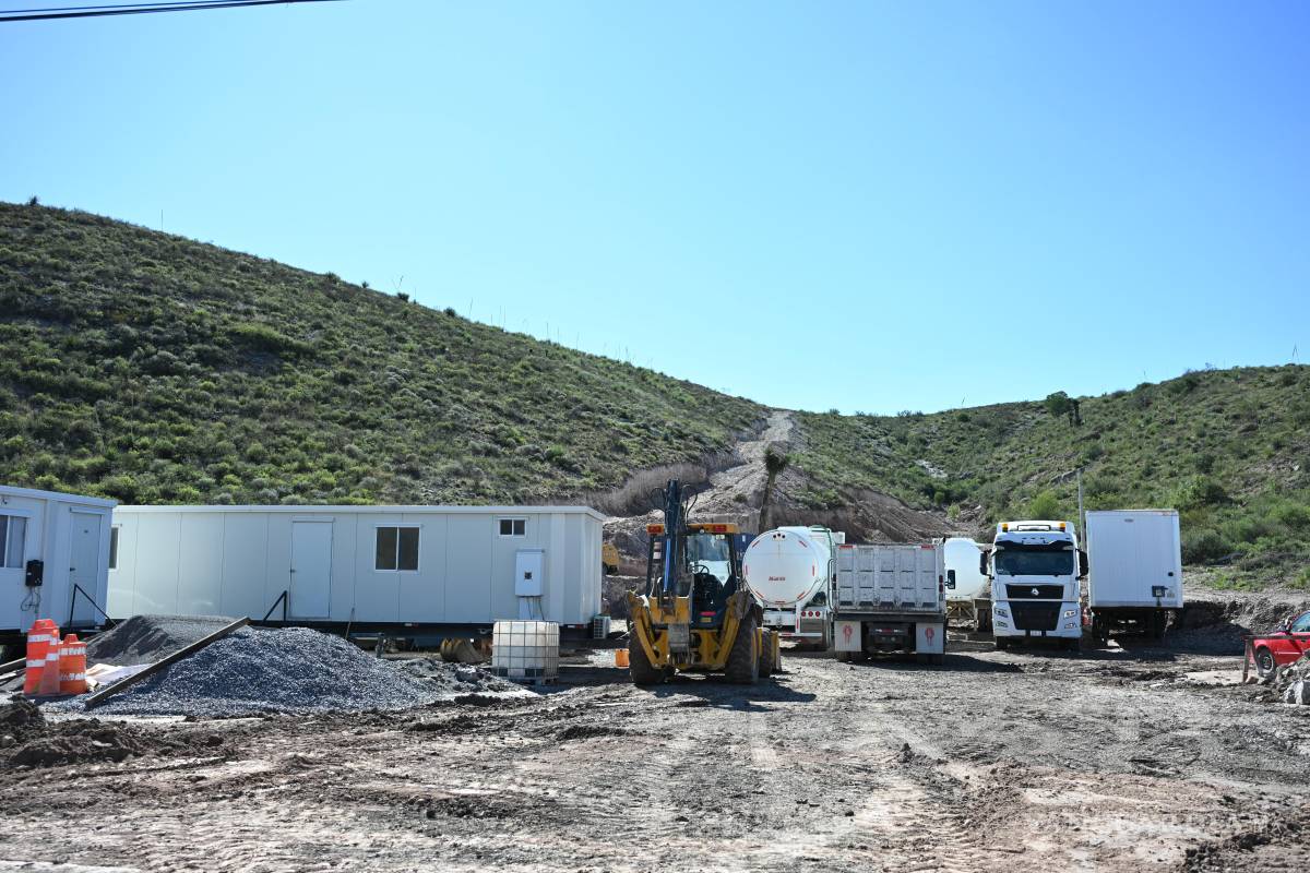 $!Parte del cerro fue desmontada para habilitar áreas donde se instalaron maquinaria pesada, vehículos y oficinas móviles.