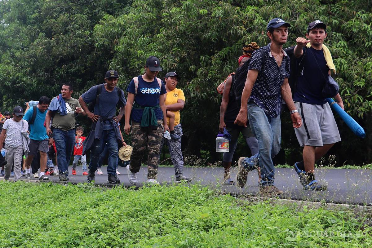 $!Migrantes caminan en caravana por una avenida, este sábado en el municipio de Huixtla en Chiapas (México).