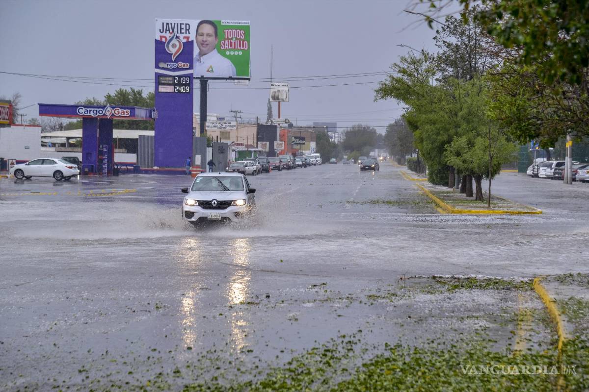 $!Algunas vialidades de la ciudad se vieron con encharcamientos.