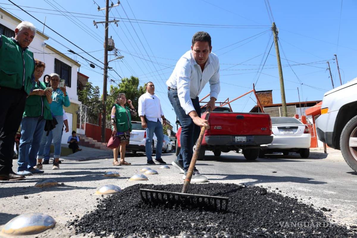 $!El alcalde Javier Díaz también participa en las labores de bacheo.