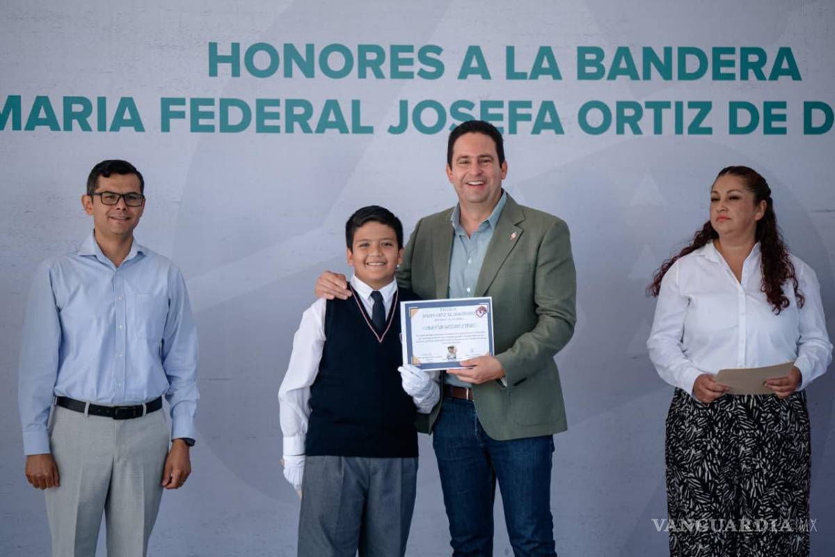 $!Autoridades municipales y educativas participaron en la ceremonia junto con estudiantes, docentes y padres de familia.