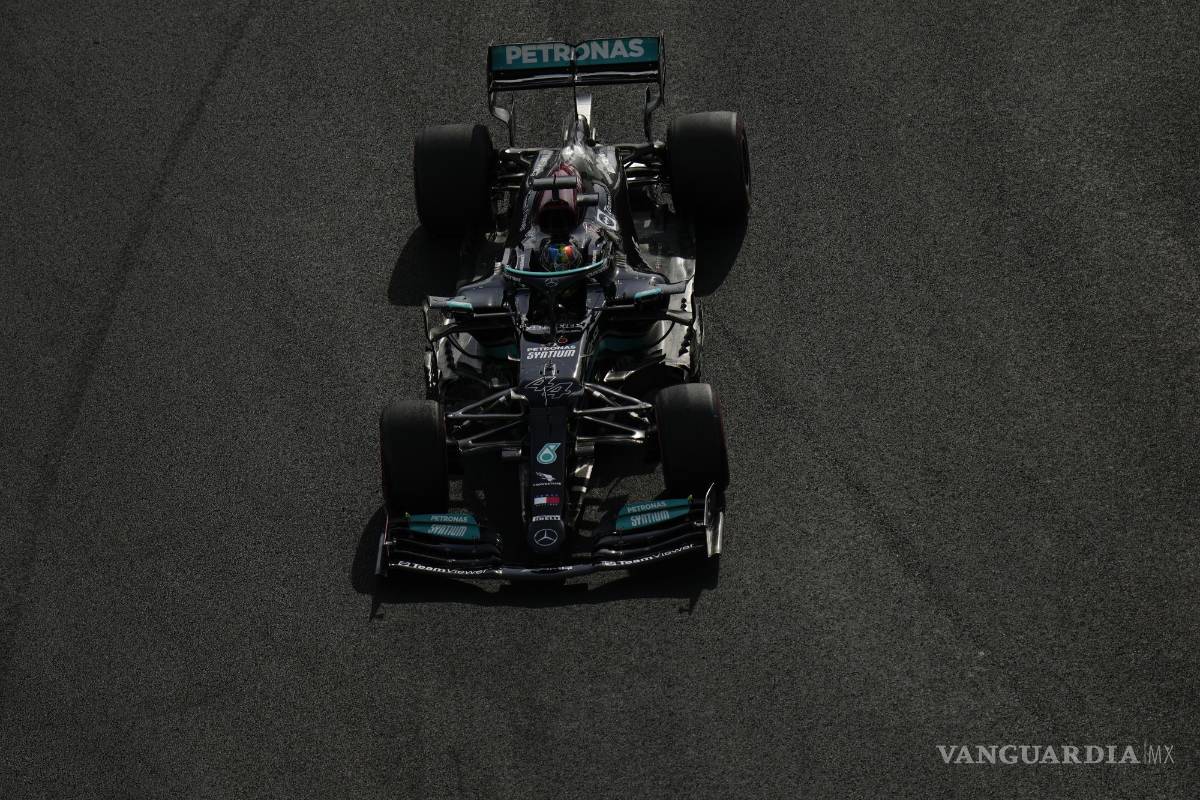$![Dabi de la Fórmula Uno, en Abu Dabi, Emiratos Árabes Unidos, el viernes 10 de diciembre de 2021. (AP][El piloto británico Lewis Hamilton, de Mercedes, durante una práctica para el Gran Premio de Abu]