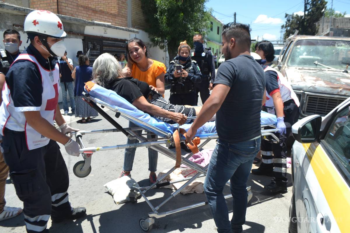 Rijosos le fracturan pierna a una abuela al atropellarla con camioneta en Saltillo