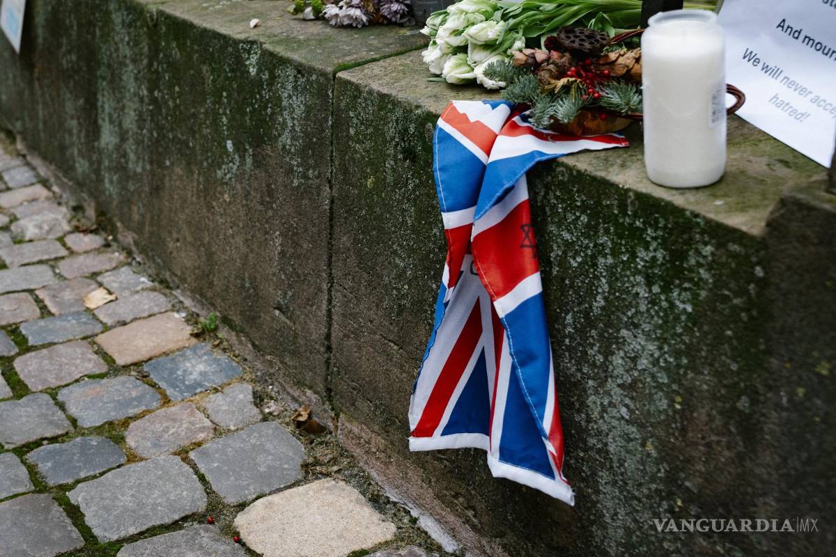 $!Flores y mensajes de apoyo en la Sinagoga de Copenhague en Krystalgade, Copenhague, Dinamarca, el 15 de diciembre de 2025. Australia está de luto después de que hombres armados abrieran fuego en la playa de Bondi, matando al menos a 15 personas en un ataque contra las celebraciones de la festividad de Janucá de la comunidad judía, el 14 de diciembre.