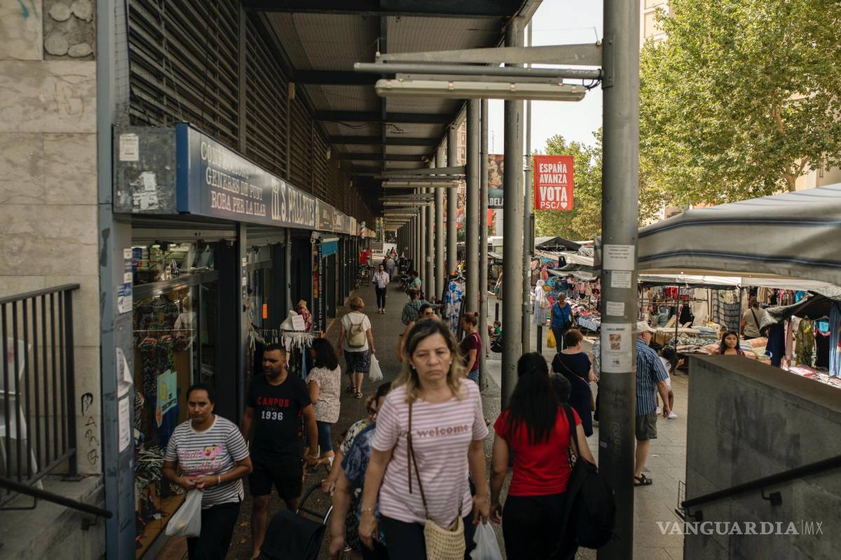 $!Carteles de campaña colgados en un concurrido barrio de Barcelona, España, antes de las elecciones generales.