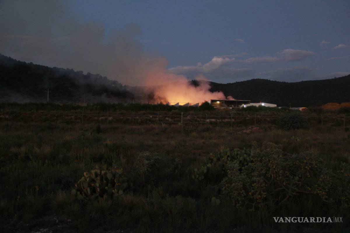 Voraz incendio consume toneladas de paja en granja del ejido Huachichil en Arteaga