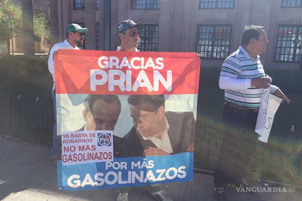 $!Se manifiestan contra gasolinazo en Saltillo