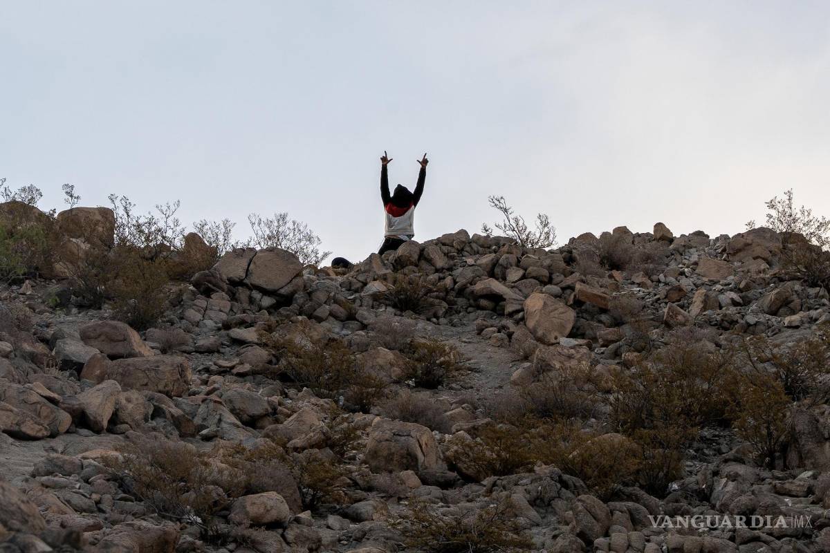 $!Una persona haciendo gestos desde territorio mexicano a los oficiales del Servicio de Aduanas y Protección Fronteriza de EE. UU. (CBP en El Paso, Texas.