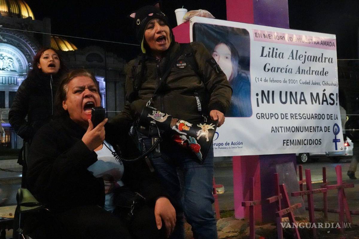 $!CIUDAD DE MÉXICO, 14 FEBRERO 2023.- Norma Alejandra, madre de Lilia Alejandra García Andrade, víctima de feminicidio en 2001 en Ciudad Juárez, Chihuahua, acompañada de sus nietos Jade y Caleb y mujeres de diversas colectivas feministas realizaron una batucada en el marco de su Aniversario 22 en la Antimonementa