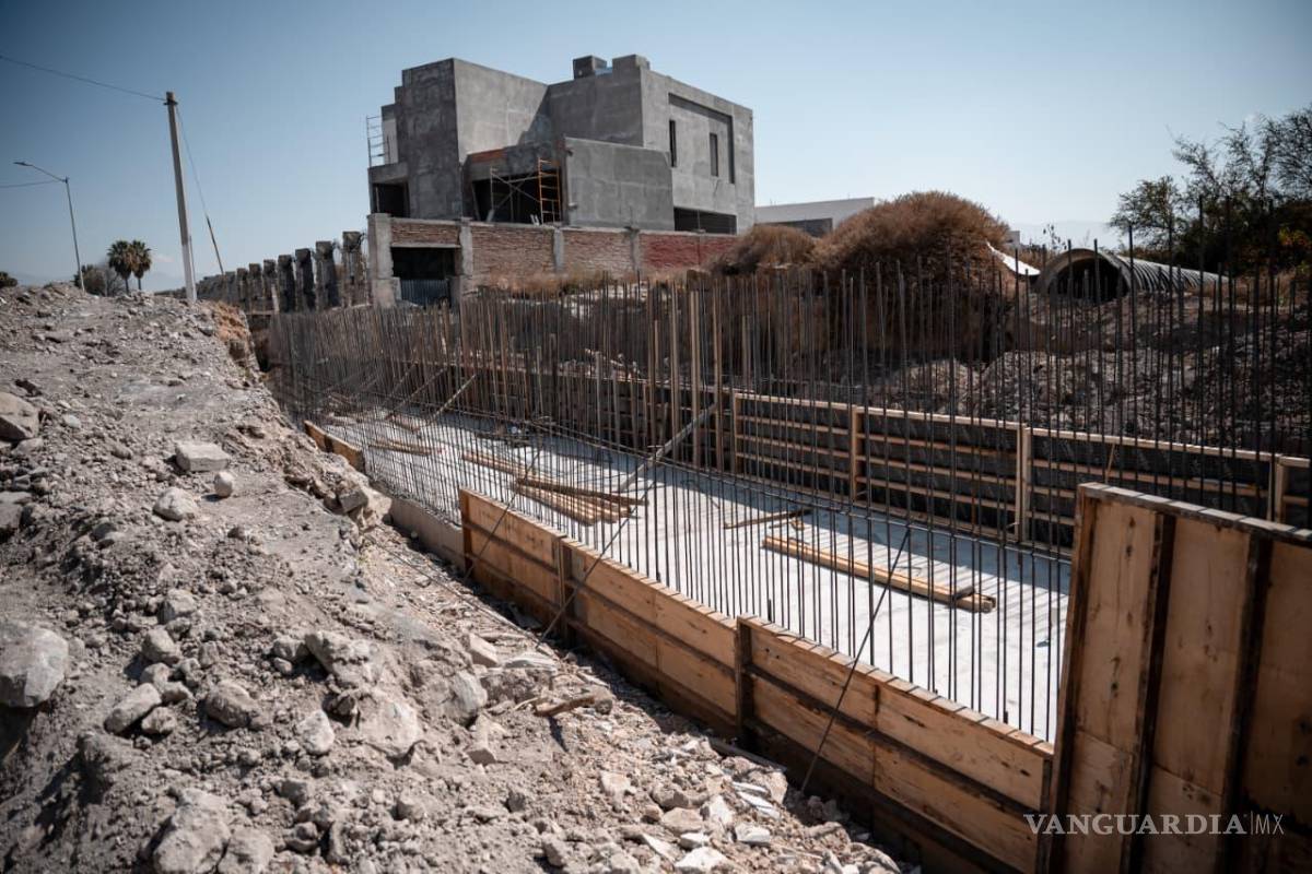 $!La rehabilitación del canal pluvial en carretera Los Valdez presenta un avance del 50%, con inversión municipal de 4.8 millones de pesos.