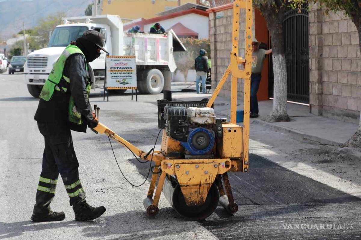 $!En la colonia Los Doctores se realizaron labores de retiro de material dañado y colocación de mezcla asfáltica caliente.
