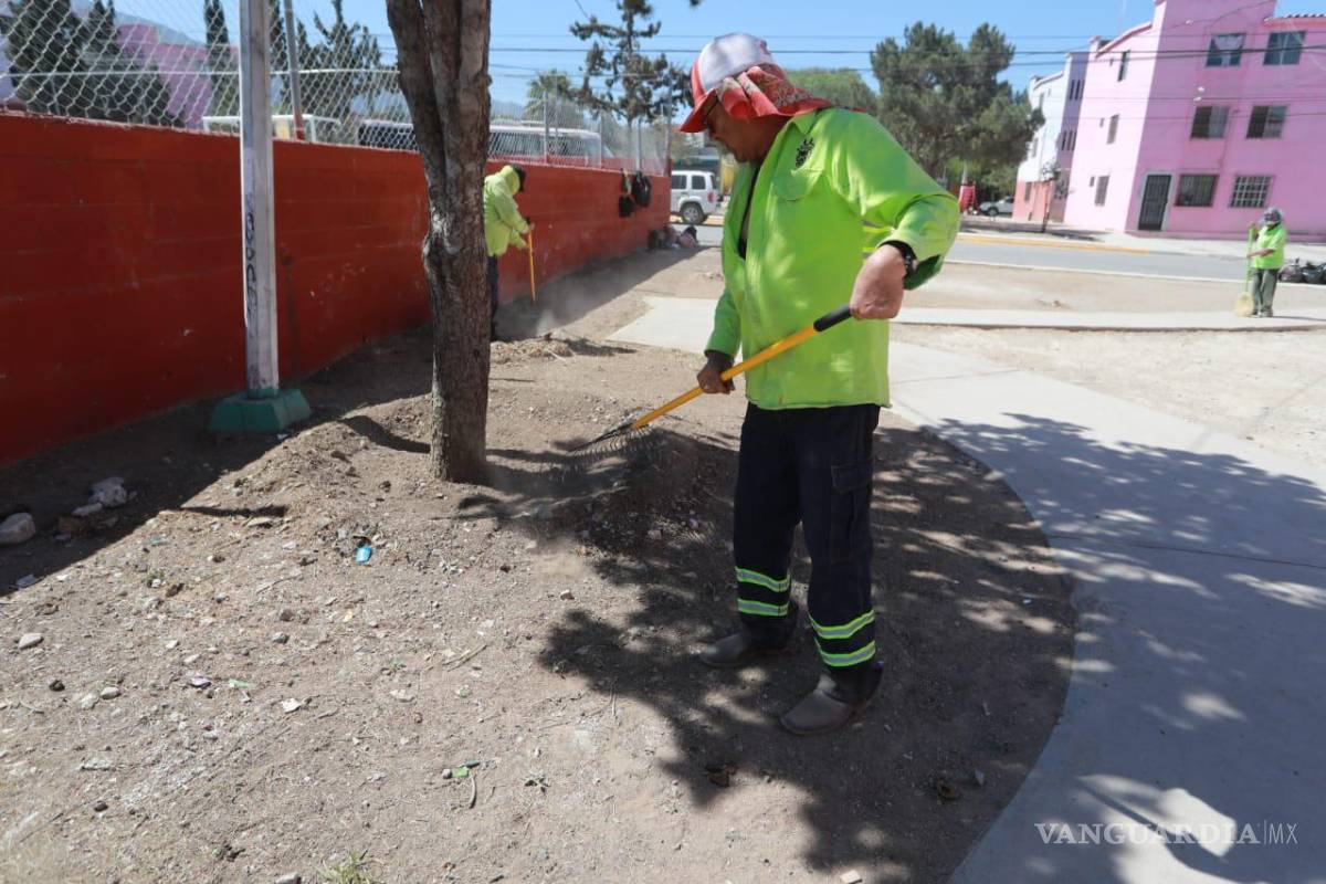 $!Una cuadrilla de “Aquí andamos” barrió la plaza de la colonia.