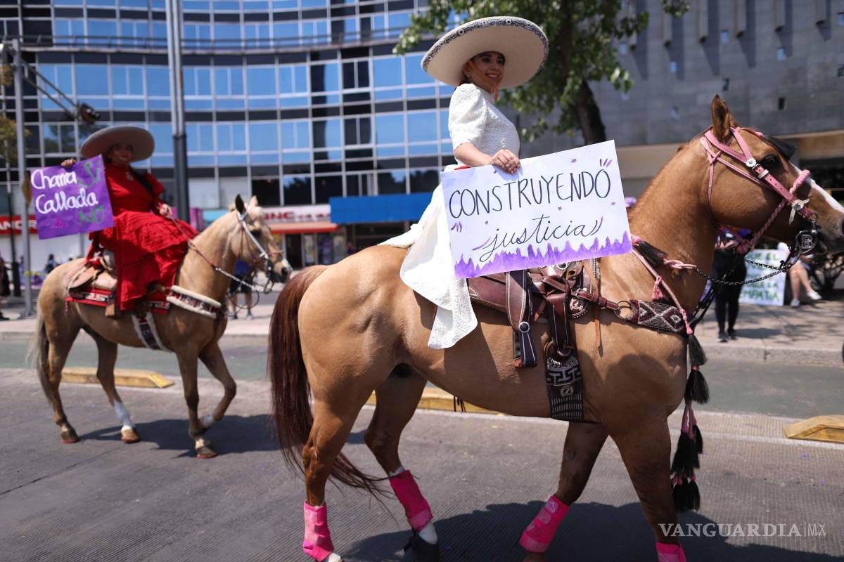 $!CIUDAD DE MÉXICO, 08 MARZO 2026.- En el marco del Día Internacional del Día de la Mujer, mujeres charras protestaron durante la marcha del 8M sobre Avenida Reforma