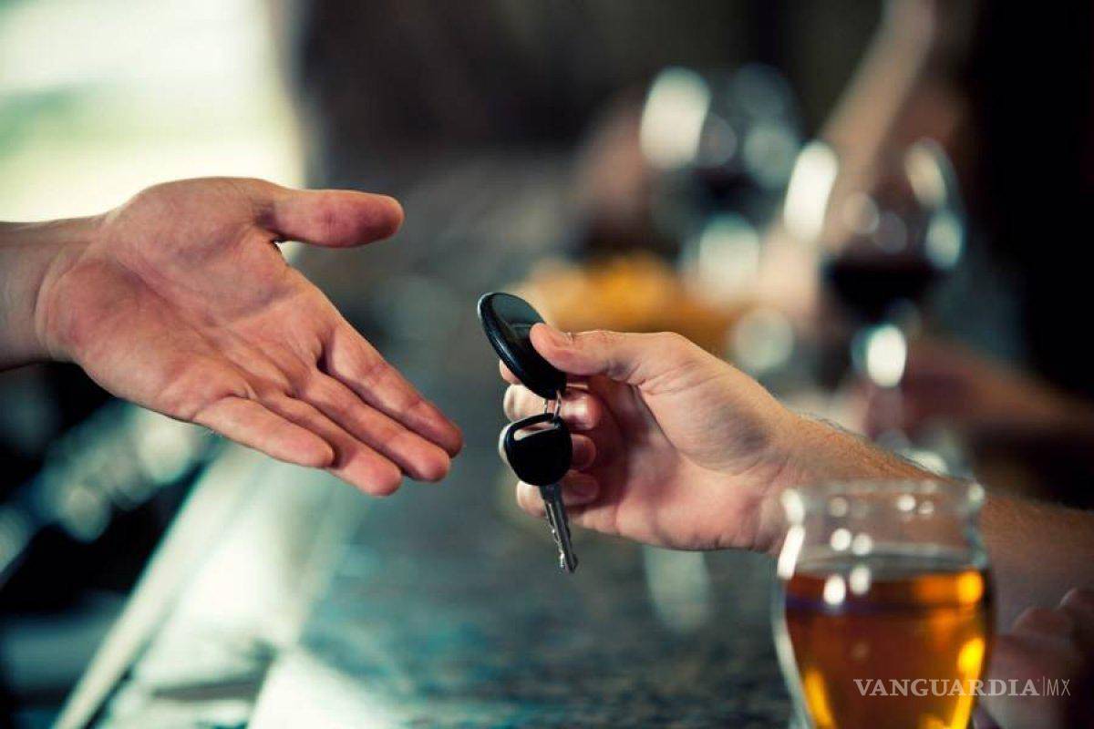 Analizan aumentar multas por alcohol y uso del celular al volante en Saltillo para 2026