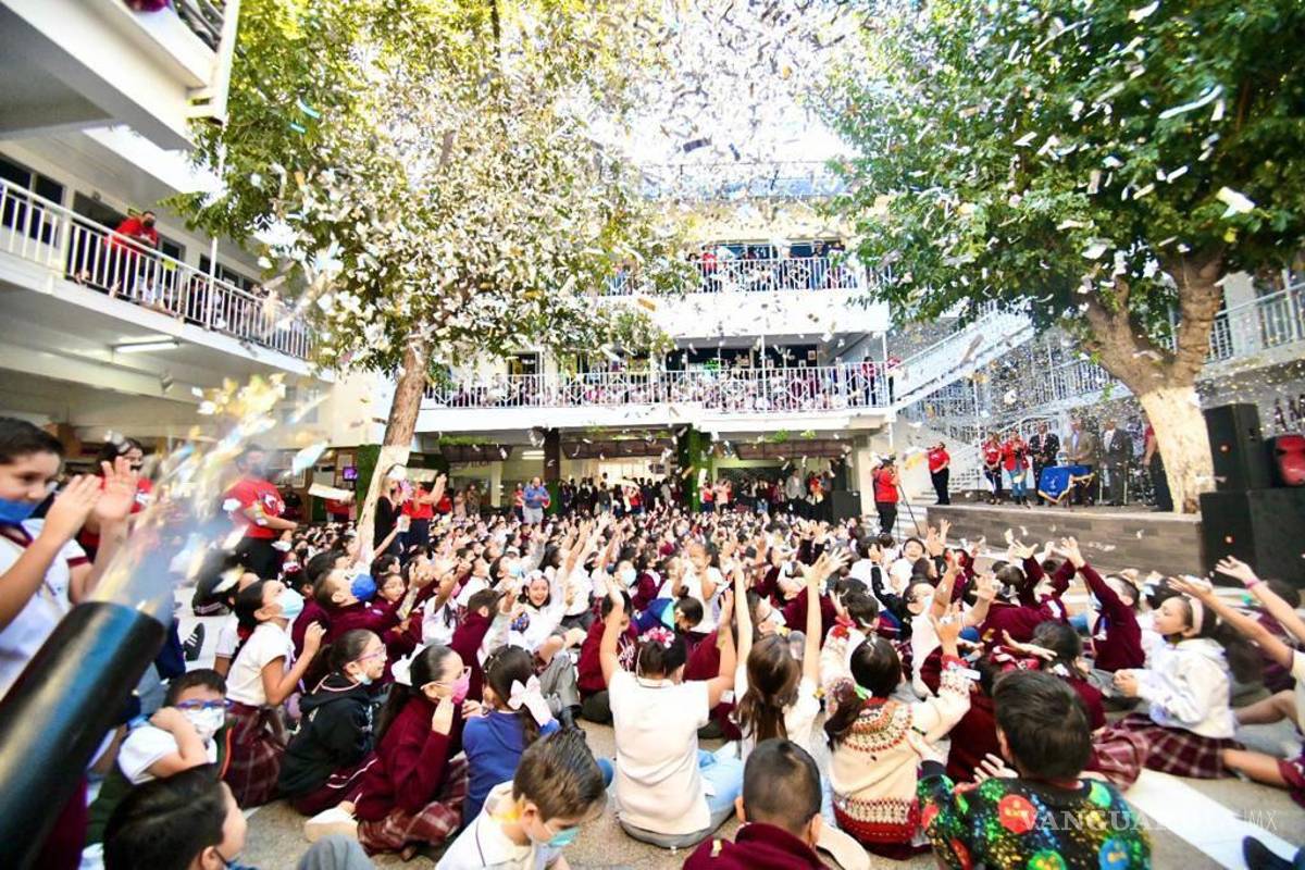 Román Alberto Cepeda reconoce la trayectoria del Colegio América de Torreón