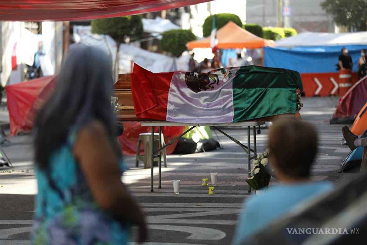 En protesta velan el cuerpo de desaparecido frente a la Secretaría de Gobernación
