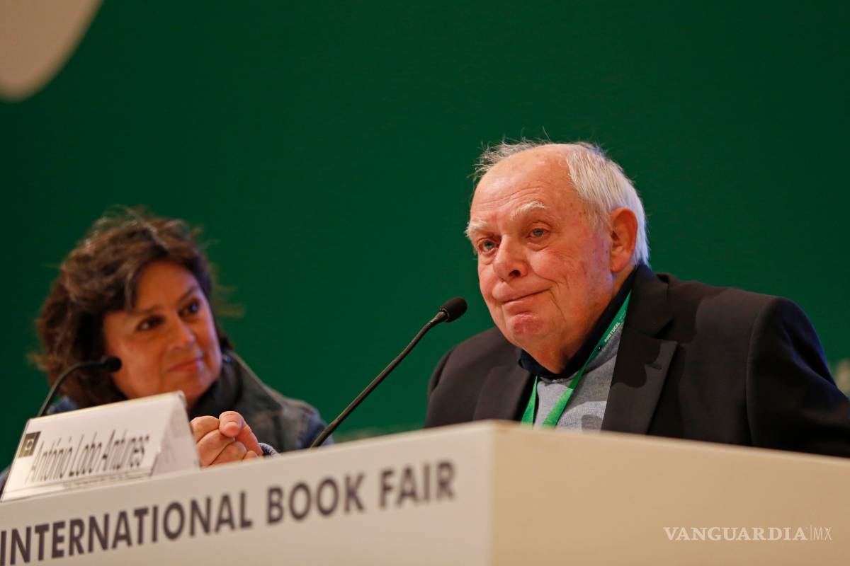 $!Presume Antonio Lobo Antunes su última novela "No es medianoche quien quiere” en la FIL de Guadalajara