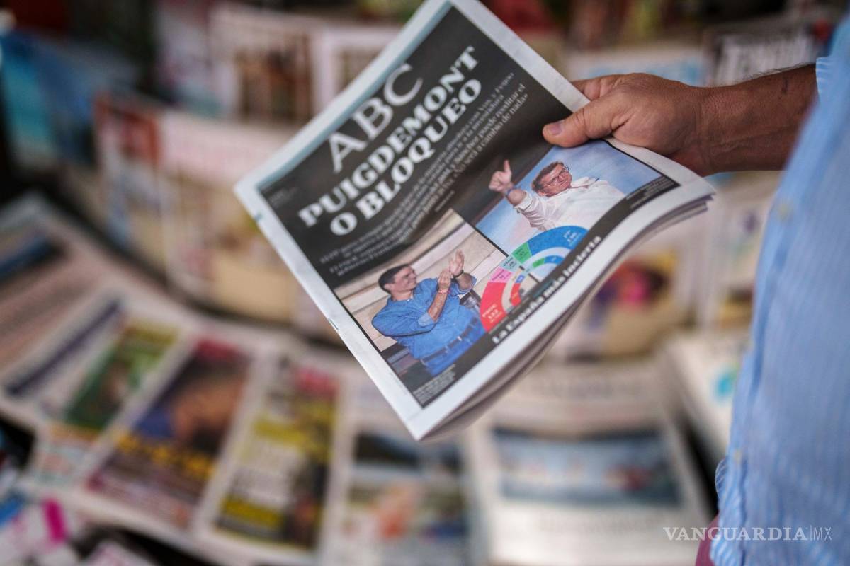 $!Un hombre con un periódico con fotos del presidente del Gobierno español y del Partido Socialista de los Trabajadores, Pedro Sánchez en Madrid, España.
