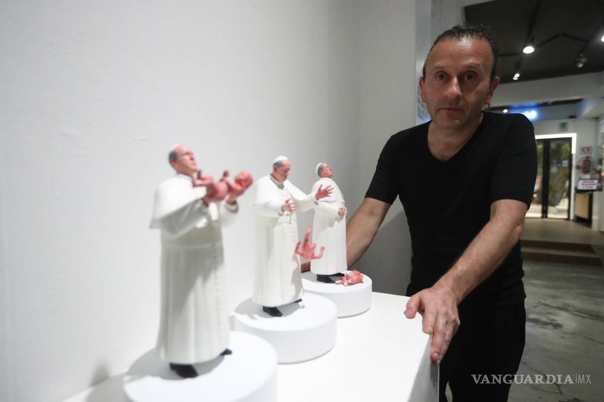 $!El artista chileno Pablo Maire posa junto a la escultura “Chao tradicion” en la Ciudad de México (México).