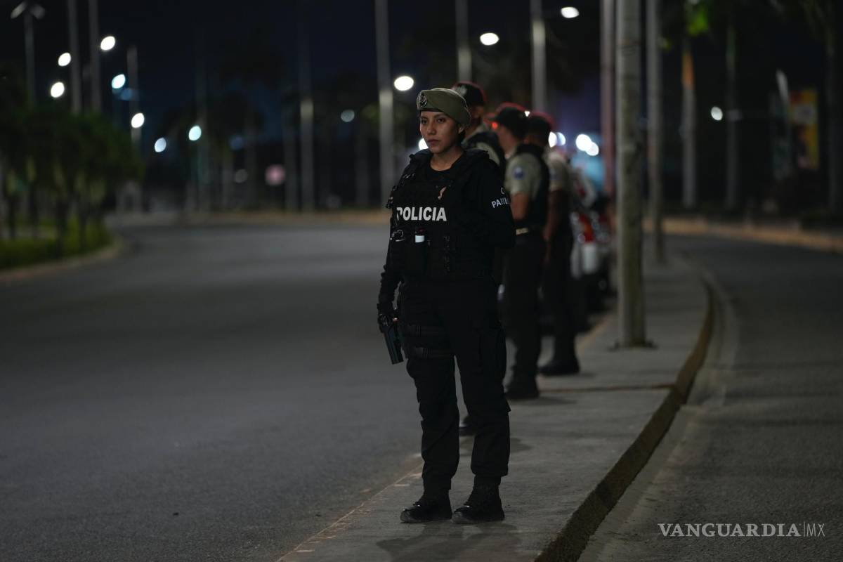 $!La policía vigila el inicio del toque de queda decretado por el presidente de Ecuador, Guillermo Lasso, para tratar de reducir la ola de violencia en Manta, Ecuador.