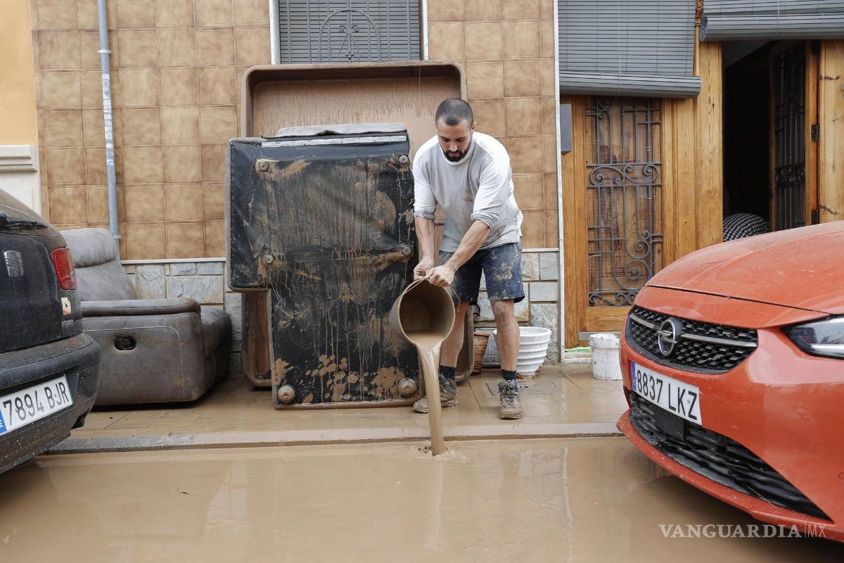 $!Un hombre limpia el lodo acumulado en sus viviendas a causa de las intensas lluvias por la fuerte DANA en Valencia.