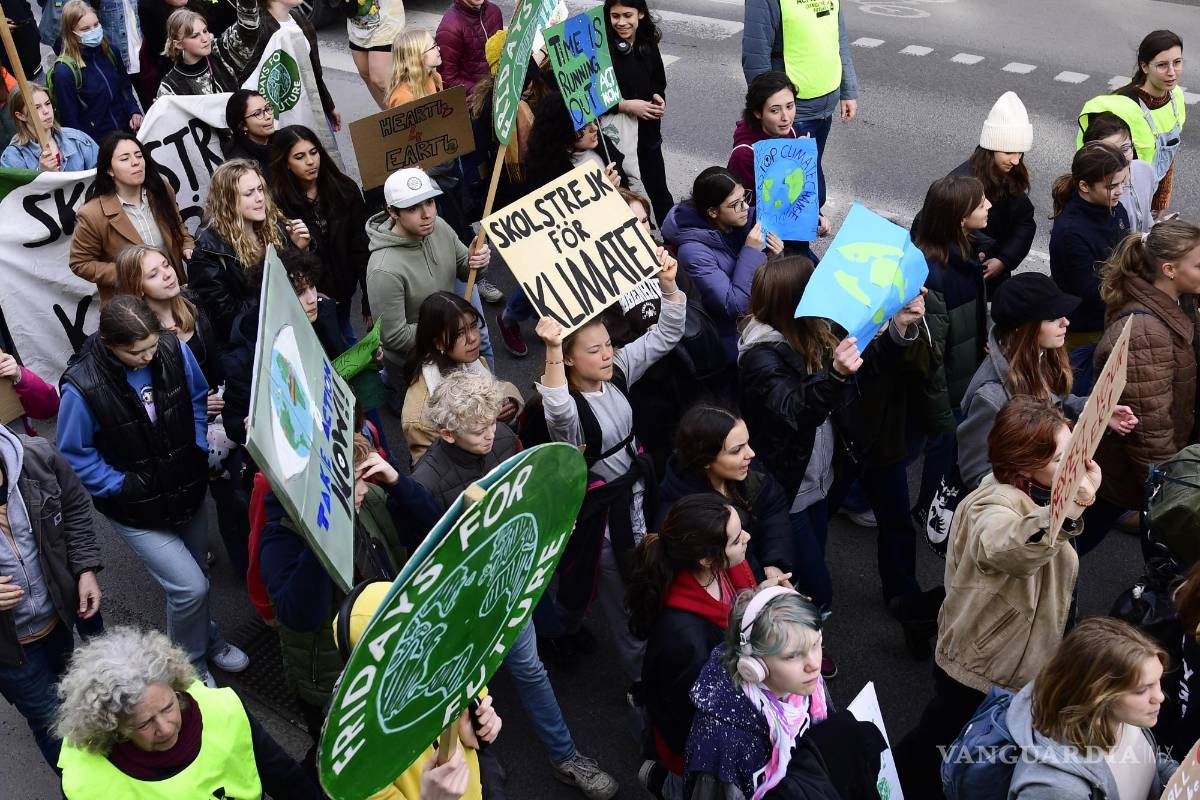 $!Greta Thunberg (c) participa en una huelga escolar de Fridays For Future por el clima y la justicia social en Estocolmo, Suecia.