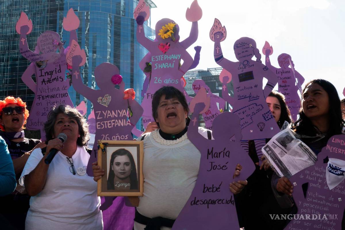 $!CIUDAD DE MÉXICO, 25 NOVIEMBRE 2023. Cientos de mujeres encabezadas por madres cuyas hijas fueron víctimas de feminicidio o violencia de género marcharon del Ángel de la Independencia al Zócalo en el marco del Día Internacional de la Eliminación de la Violencia Contra la Mujer