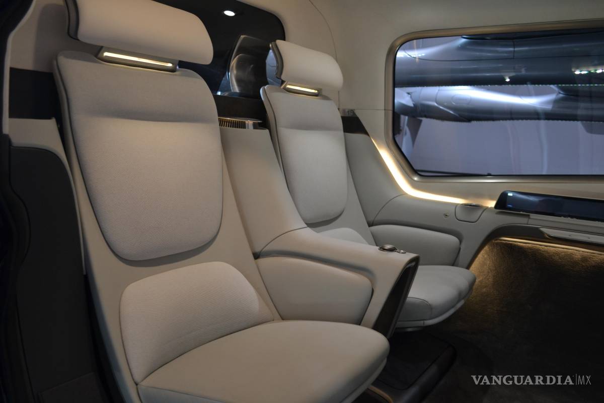 $!Fotografía del interior de un taxi volador eléctrico conocido como eVTOL de la compañía Vertical Aerospace expuesto en Miami Beach, Florida.